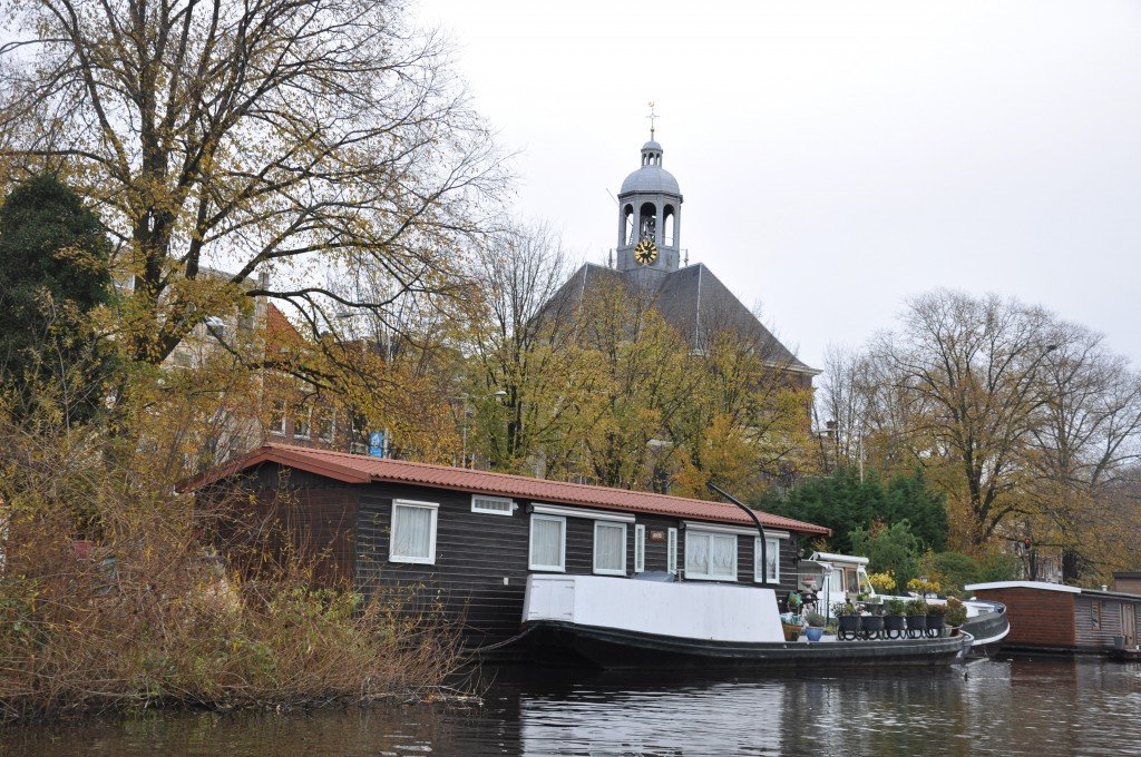 Charming houseboats are scattered around the canals.