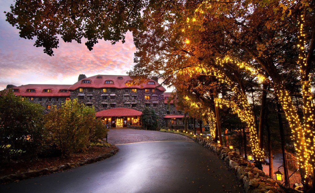 The Omni Grove Park Inn is Wrapped in Luxury for the Holidays