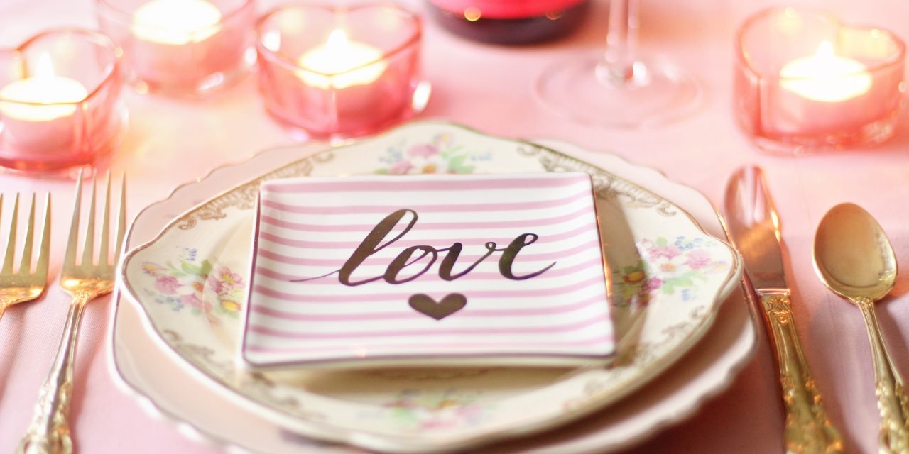 Romantic Tabletop Décor Ideas for Valentine’s Day at Home