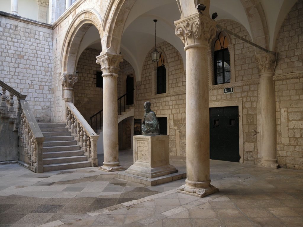 Istocni-dio-atrija-Knezeva-dvora-sa-spomenikom-Mihu-Pracatu_Courtesy of Cultural and Historical Museum Dubrovnik