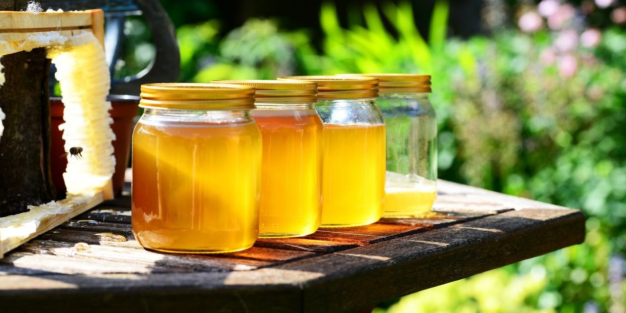 How to Use Manuka Honey to Reap its Benefits