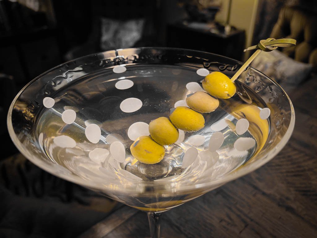 https://luxebeatmag.com/wp-content/uploads/2021/03/Olives-make-a-great-Martini-garnish-Jett-Britnell.jpg