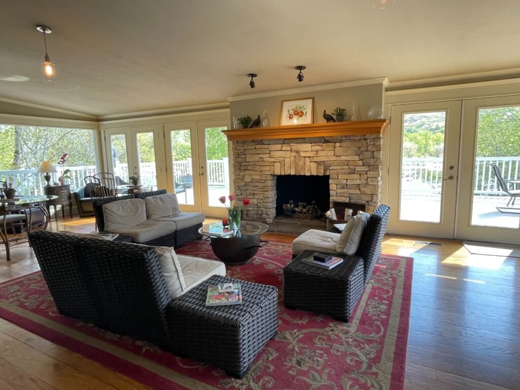 Living area at Warm Springs Inn