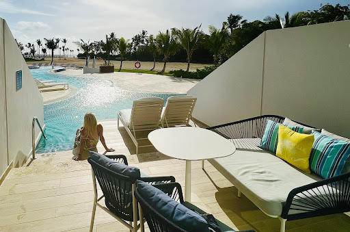 Swim-Up-Honeymoon-Beach-Front-Suite2.jpg?profile=RESIZE_930x