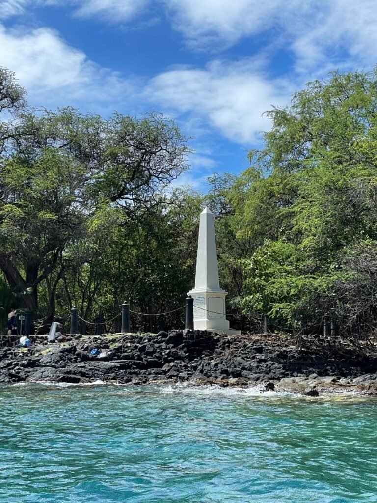 Captain Cook's monument in Kealakekua Bay