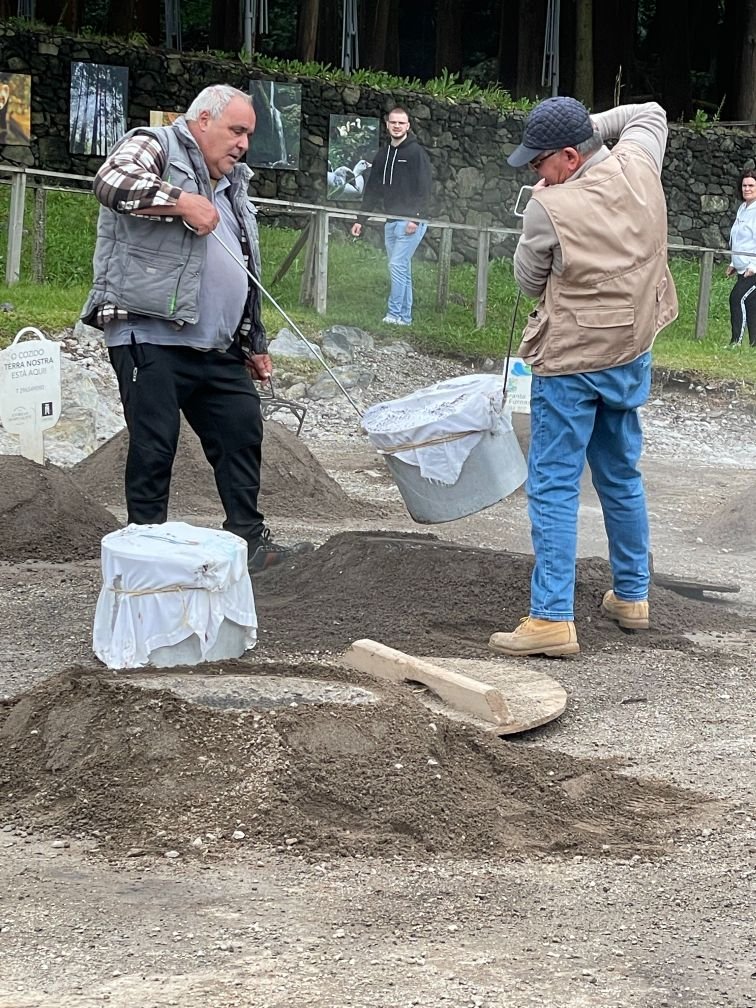 Lifting the Cozido pots out of the holes at Furnas