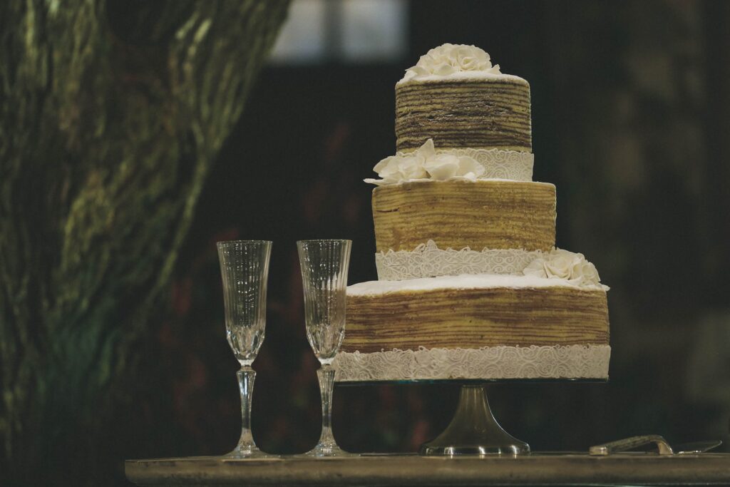 rustic wedding cake and champagne flutes