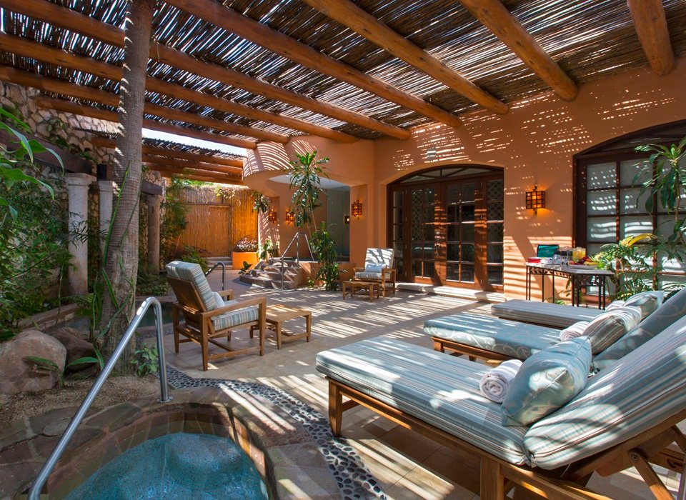 Lounges and jacuzzi