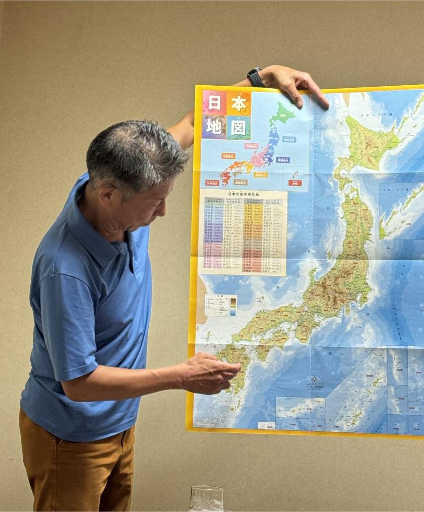 Guide Jun showing the region for the tour. Photo by Debbie Stone