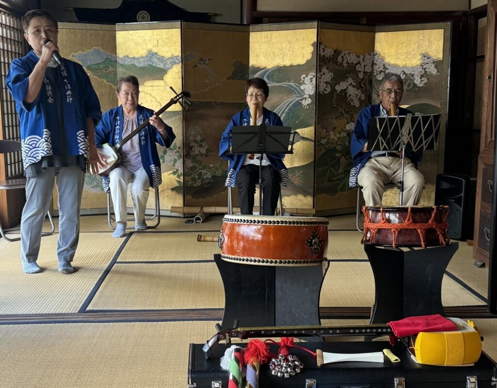 Local group entertains with Japanese traditional musical instruments. Photo by Debbie Stone